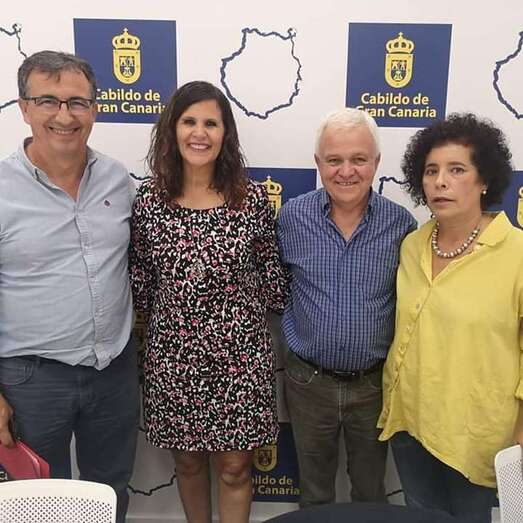 Artiles (1Âº por la izquierda) con el consejero insular Carmelo Ramírez y dos personas más (Foto TA)